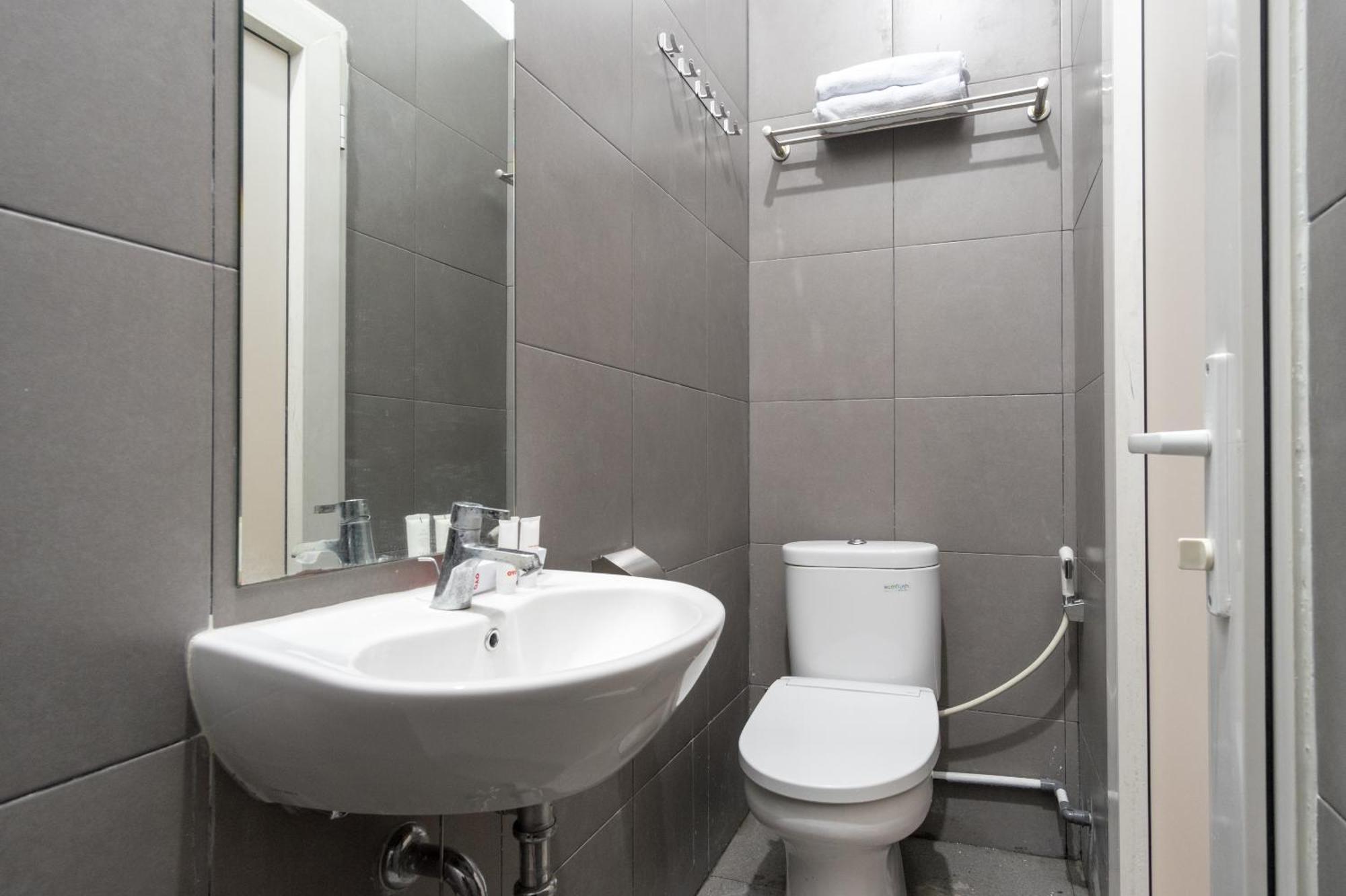 Super Oyo 839 Royal Guest House Medan Ngoại thất bức ảnh